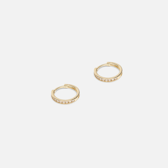 Boucles d’oreilles huggies 12 mm avec zircons cubiques et motif en or 10 carats