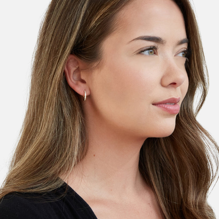Boucles d’oreilles huggies 12 mm avec zircons cubiques et motif en or 10 carats