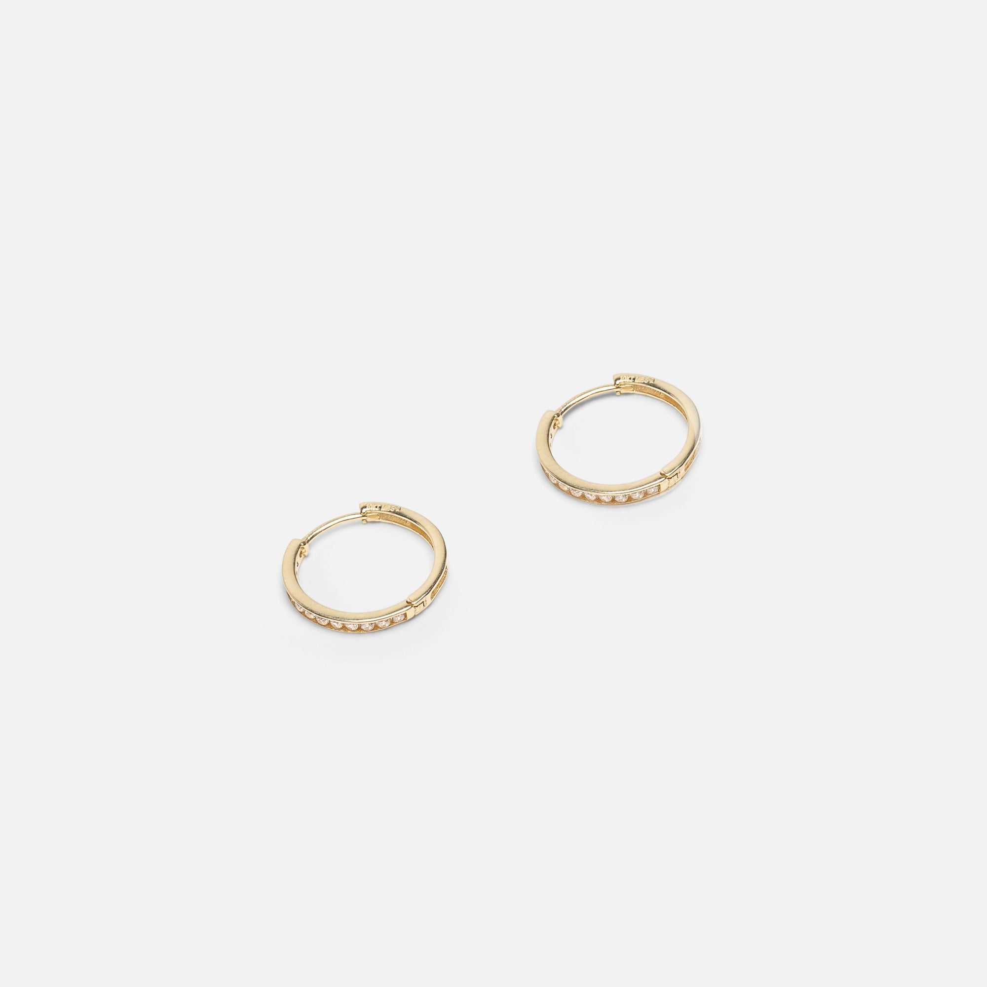 Boucles d’oreilles anneaux 16 mm avec zircons cubiques en or 10 carats