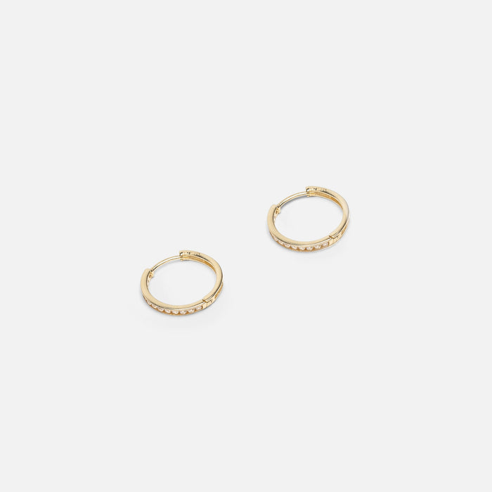 Boucles d’oreilles huggies 14 mm avec zircons cubiques et motif en or 10 carats