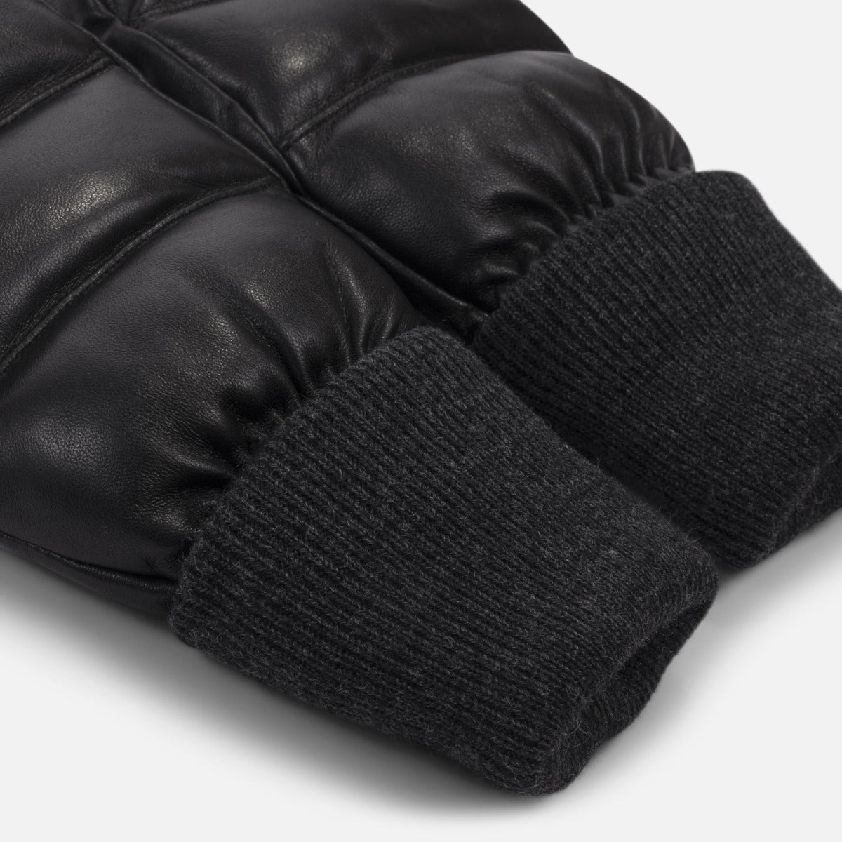 Classic black leather mittens with quilted effect