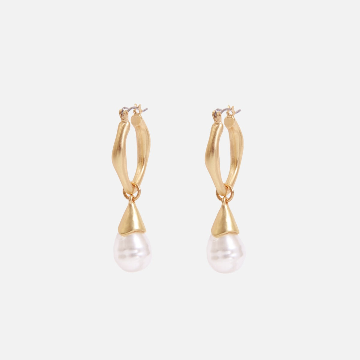 Golden hoops earrings with drop-shaped pearl