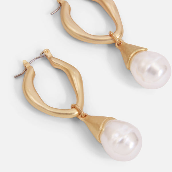 Load image into Gallery viewer, Golden hoops earrings with drop-shaped pearl
