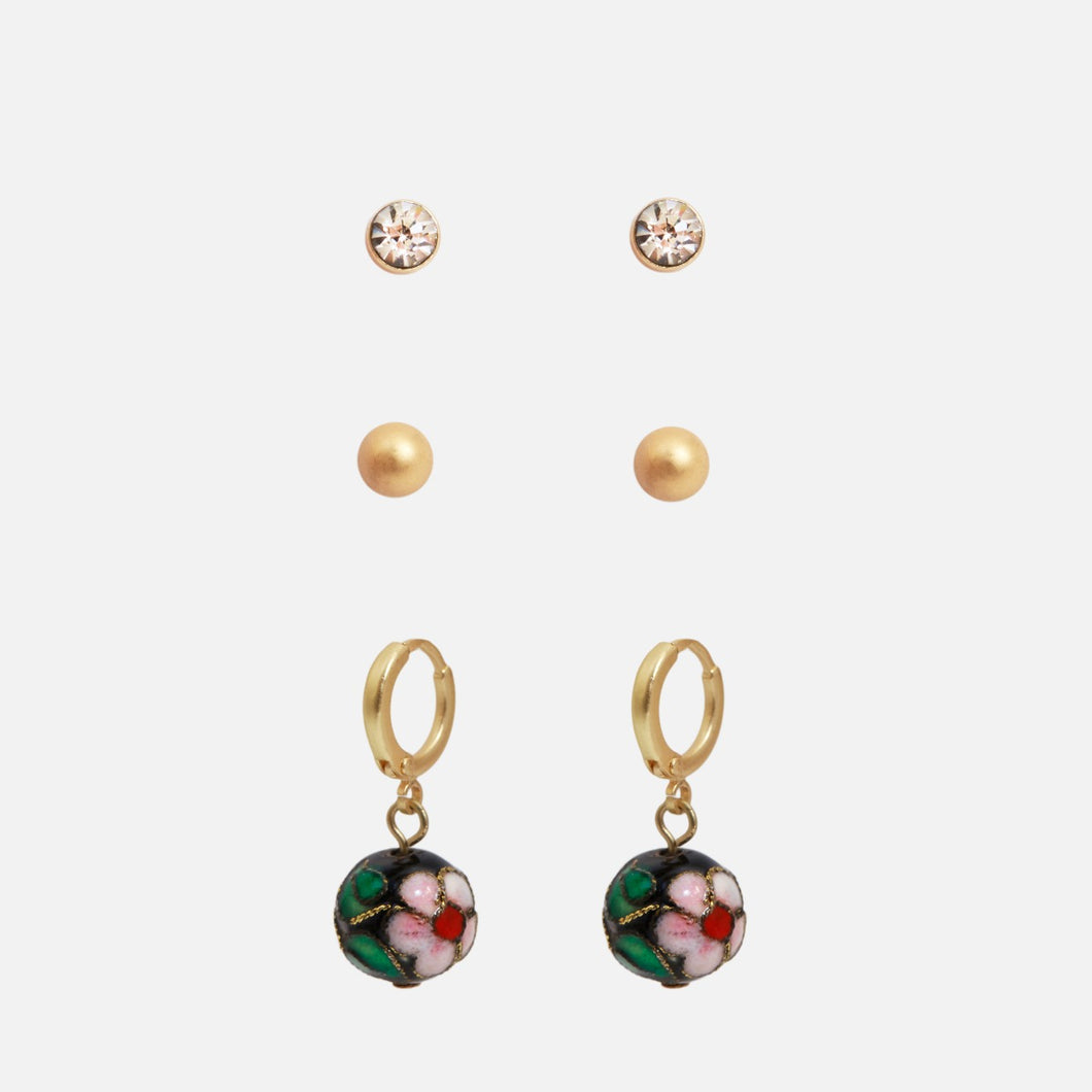 Trio de boucles d’oreilles dorées pierre, boule et anneaux avec breloque fleur