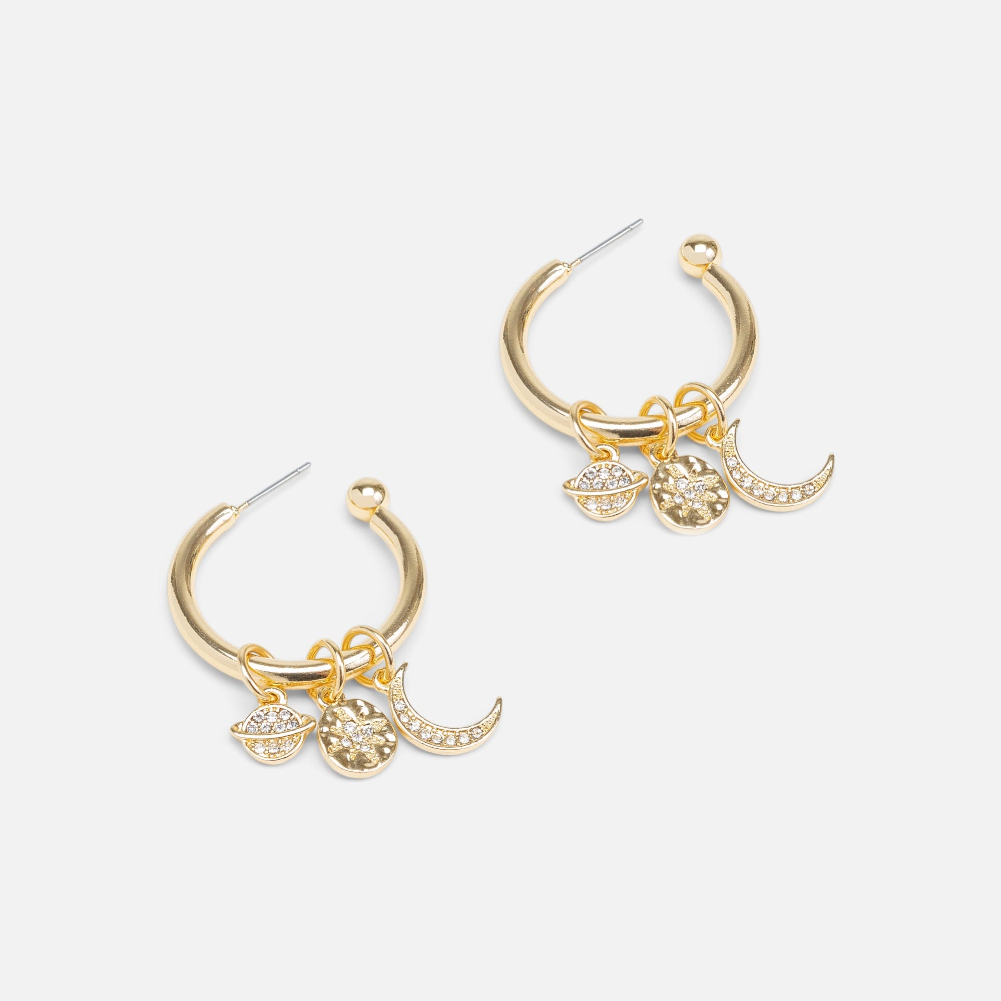 Boucles d’oreilles anneaux dorés avec trois breloques