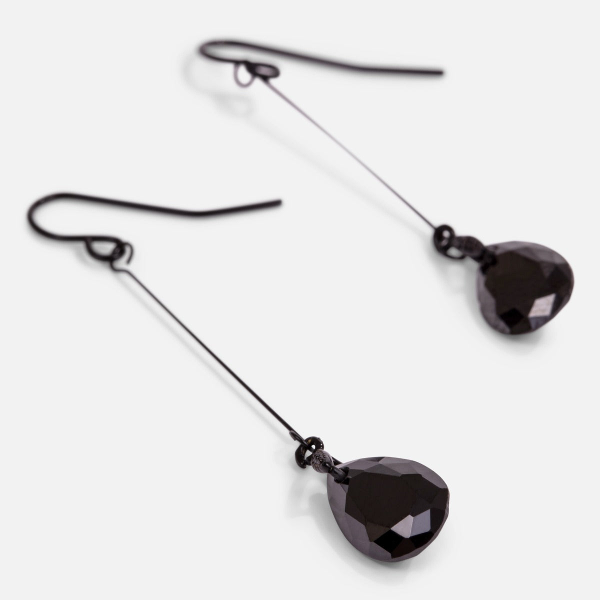 Black earrings stem and drop-shaped stone