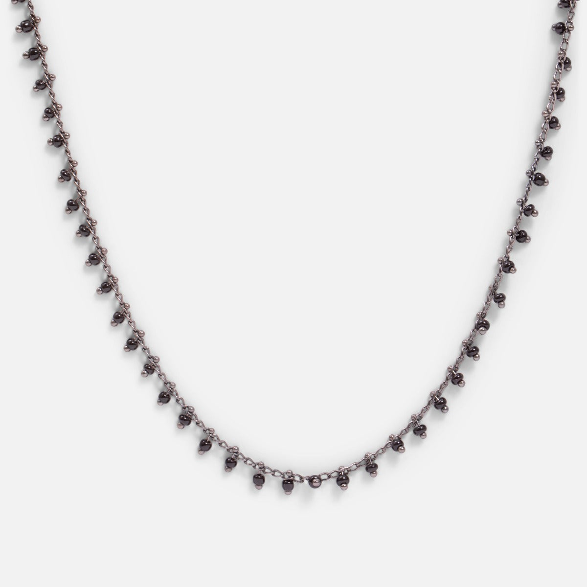 Long silvered and black necklace with beads effect