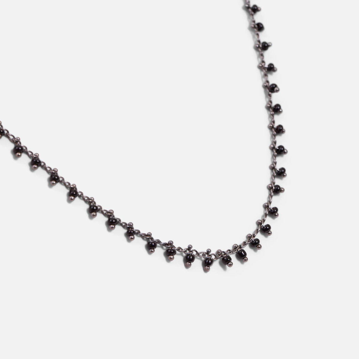 Long collier argenté et noir avec chaîne effet billes
