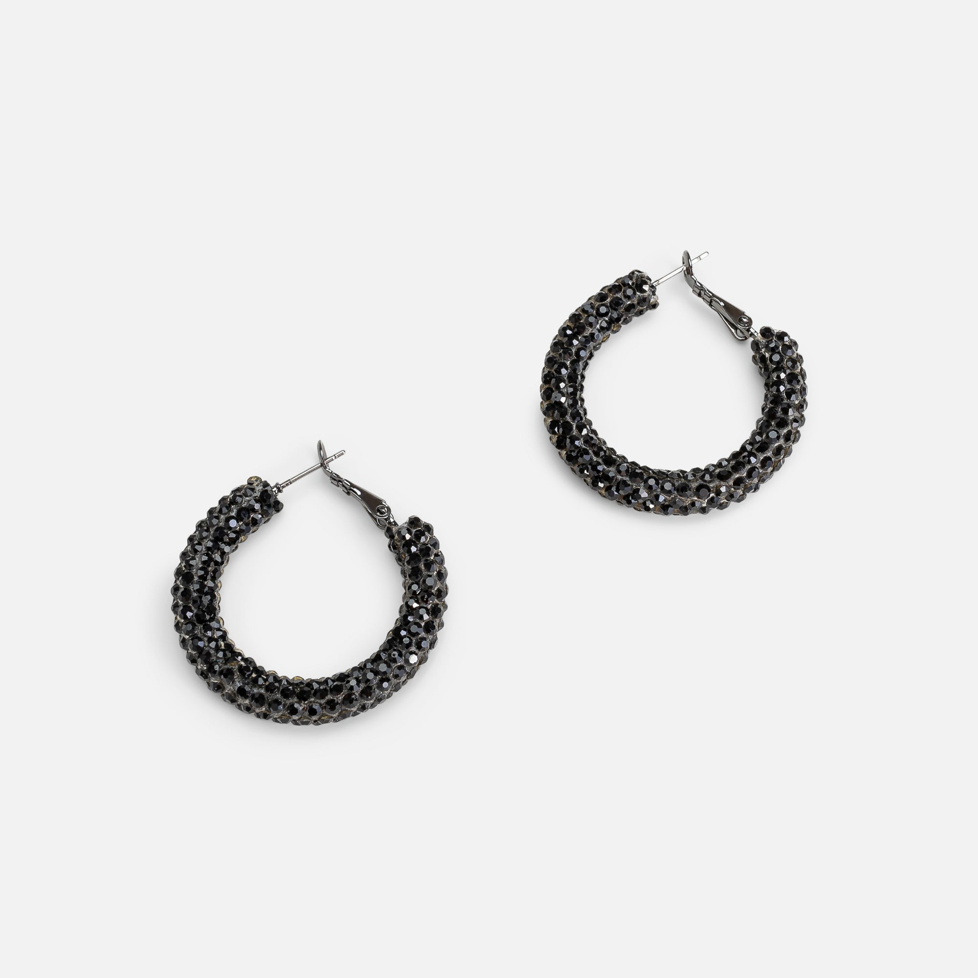 Boucles d’oreilles anneaux en petites pierres noires