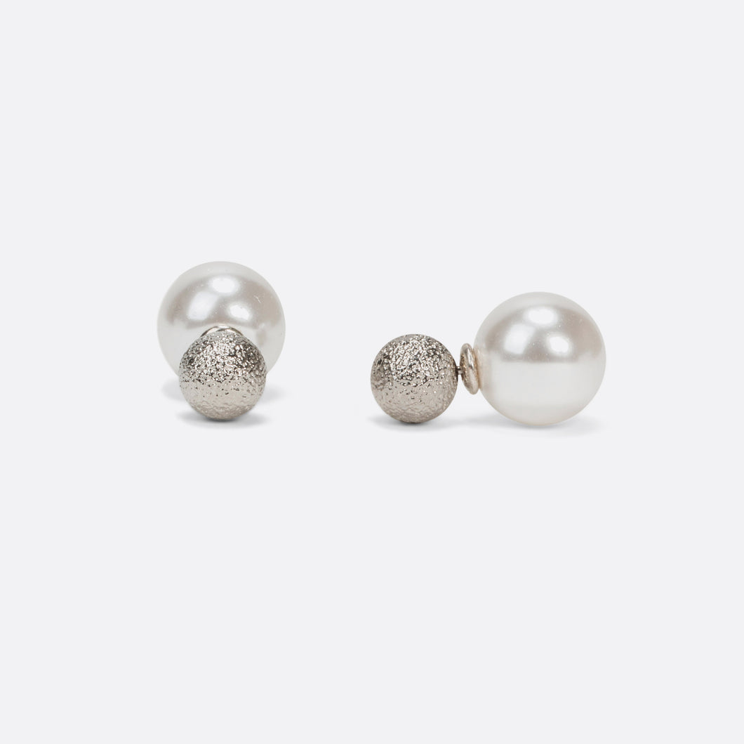 Boucles d'oreilles fixes avec perle et boule sablée argente