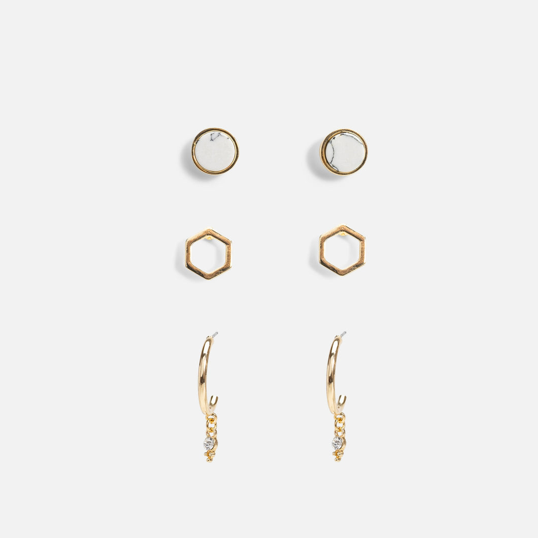 Ensemble de trois boucles d’oreilles fixes et anneaux avec détails marbre