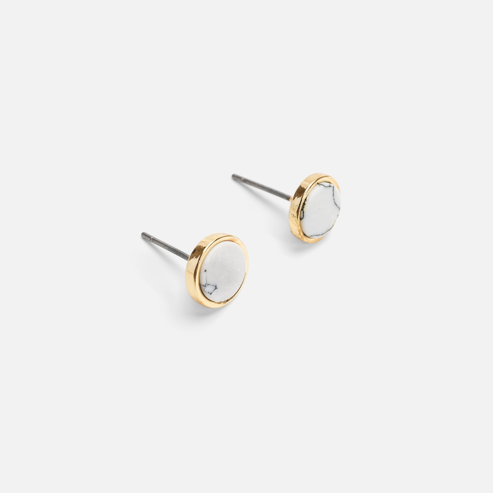 Set of three fixed earrings and rings with marble details 