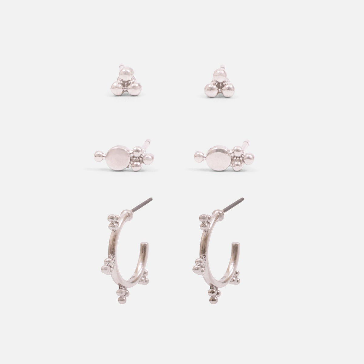 Trio de boucles d’oreilles argentées avec anneaux et billes