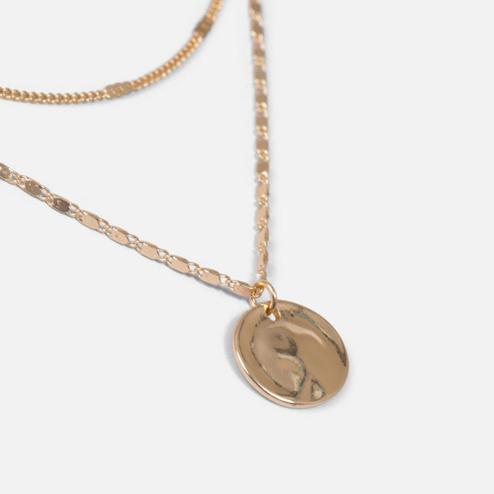 Collier doré double chaîne avec médaillon martelé