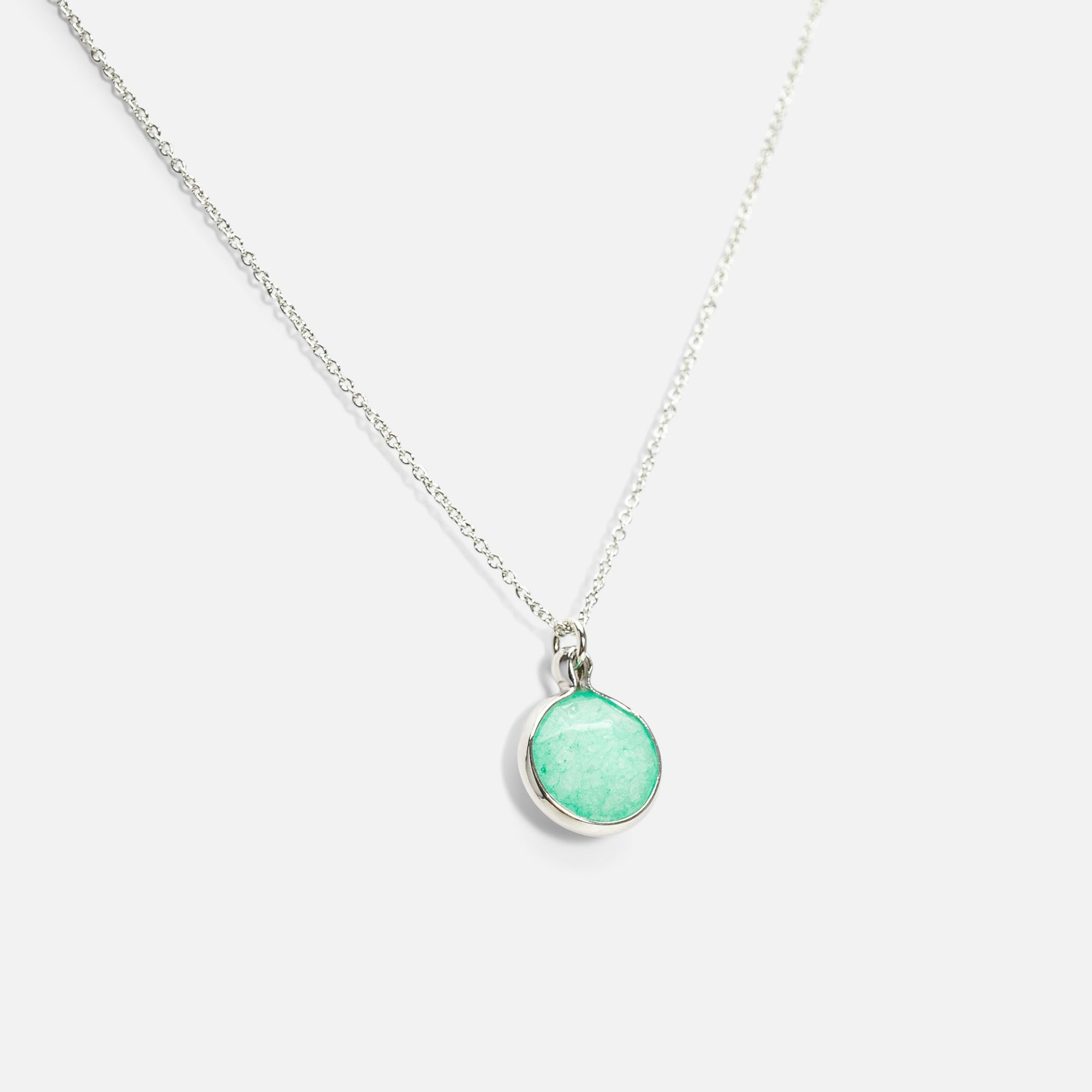 Pendentif argenté avec breloque menthe