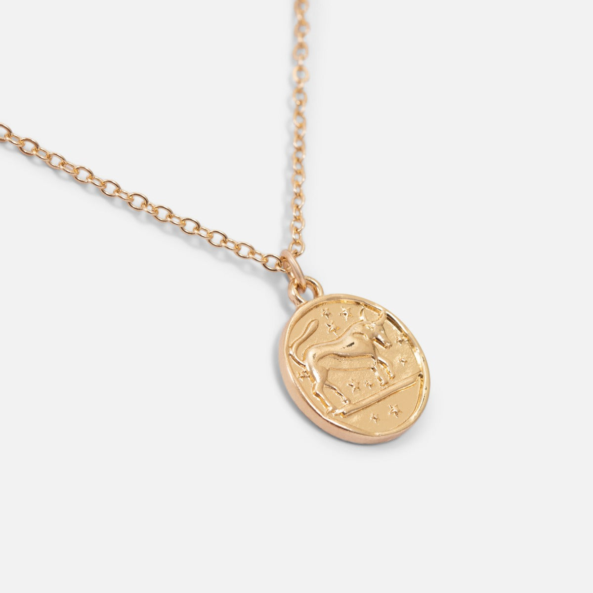 Pendentif doré signe astrologique «taureau»