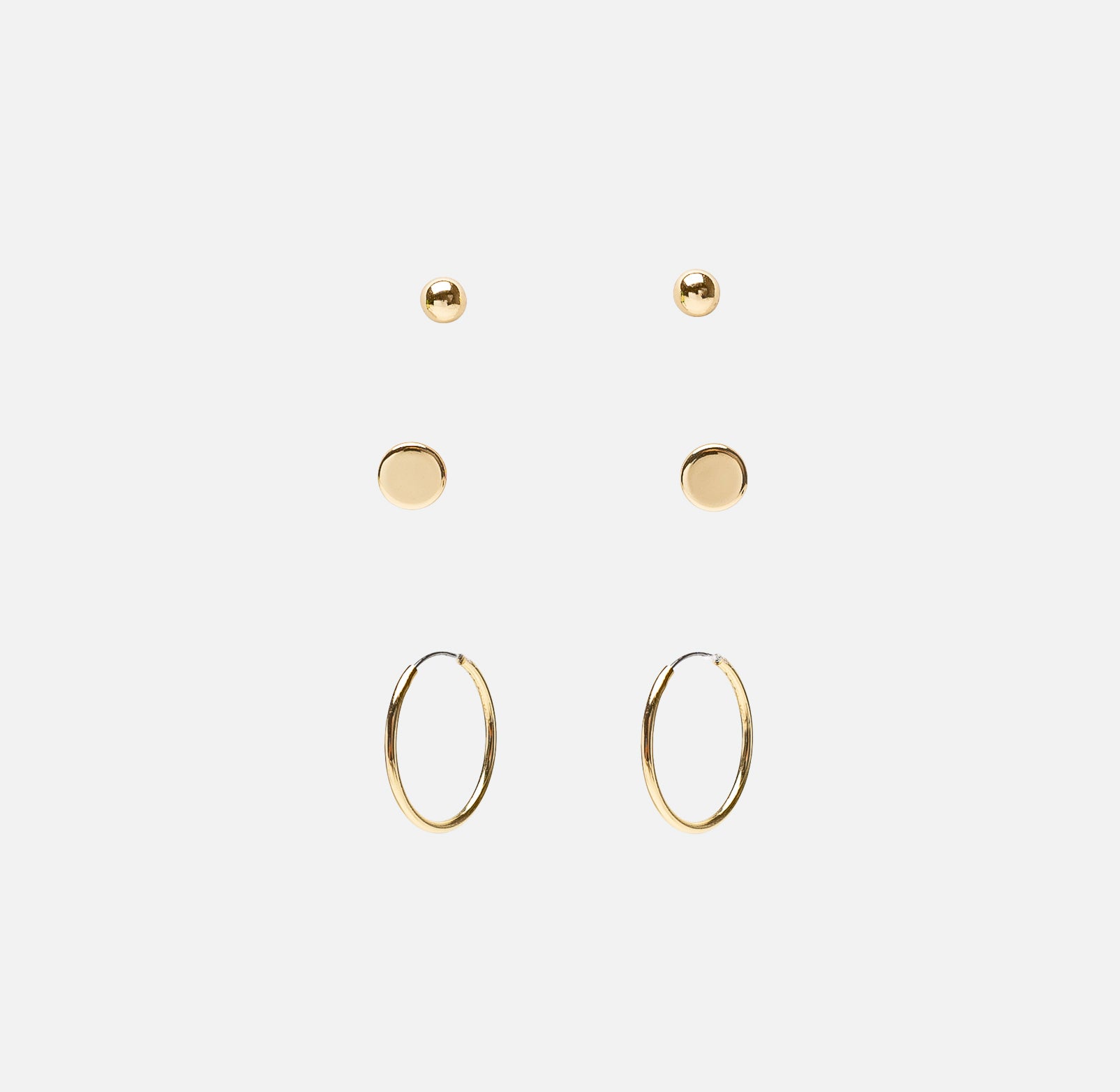 Ensemble de trois boucles d’oreilles dorées classiques
