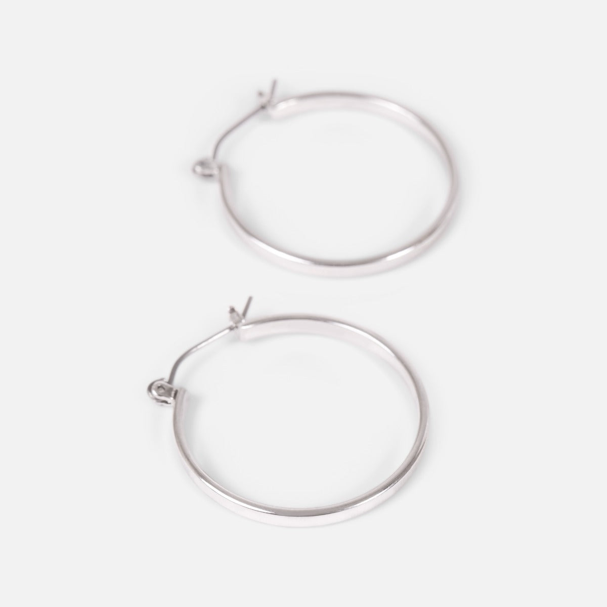 Duo boucles d’oreilles anneaux argentés et petites pierres scintillantes