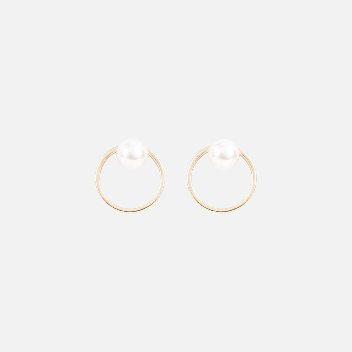 Small versatile earrings with circle and pearl