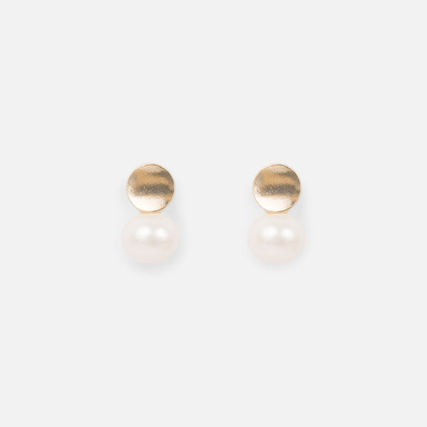 Load image into Gallery viewer, Small earrings with golden disc and pearl
