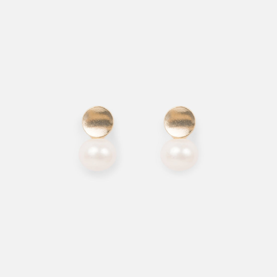 Small earrings with golden disc and pearl