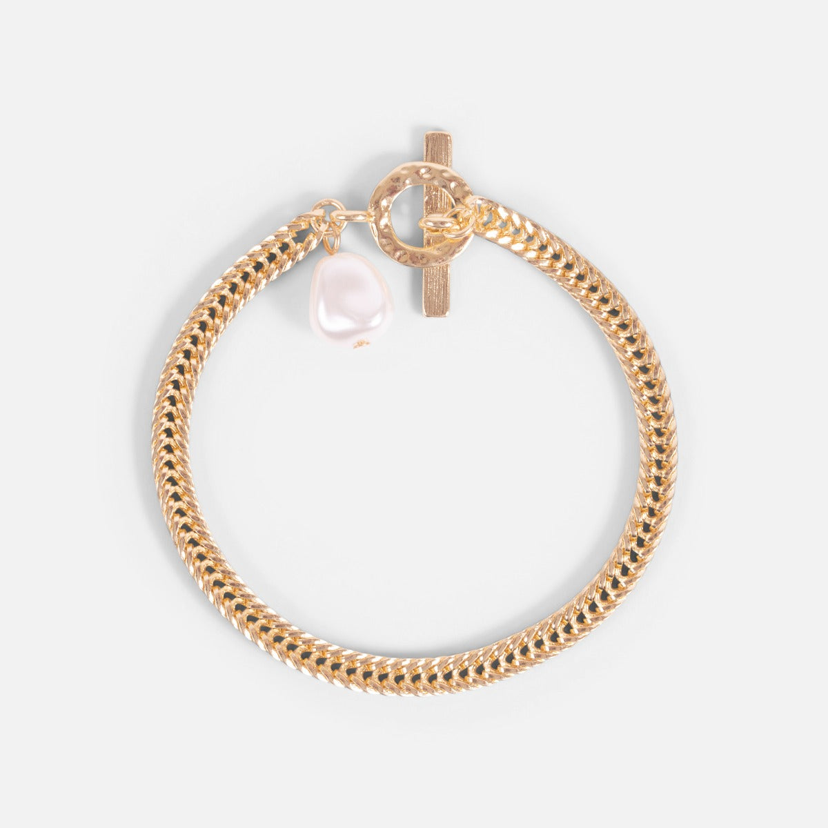 Bracelet doré à mailles avec fermoir cercle martelé et breloque perle