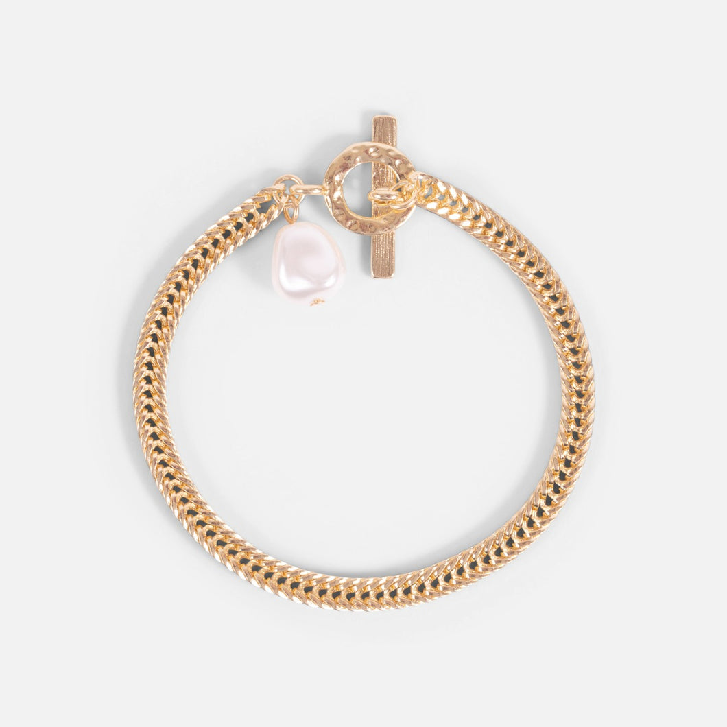 Golden mesh bracelet with hammered circle clasp and pearl charm