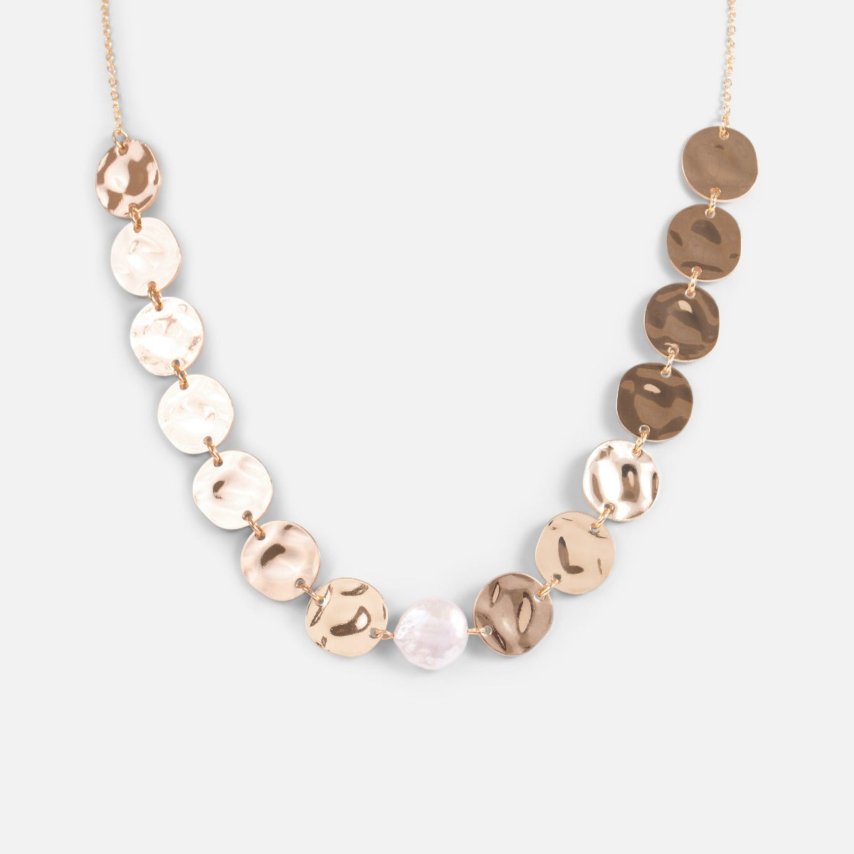 Golden necklace with round hammered disc and pearl