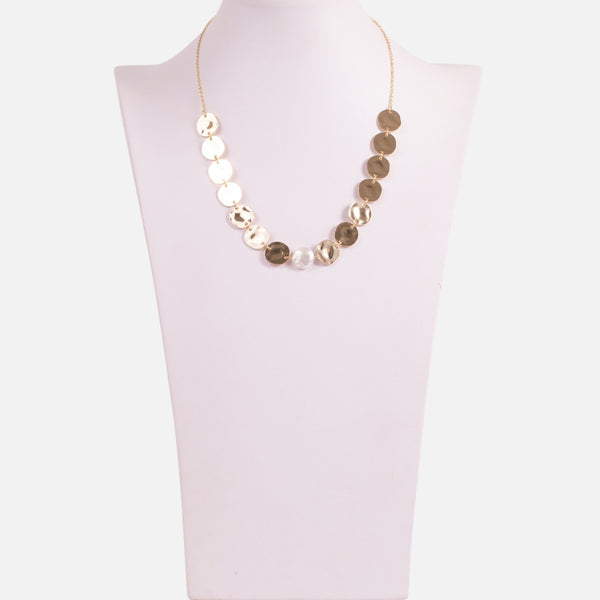 Load image into Gallery viewer, Golden necklace with round hammered disc and pearl
