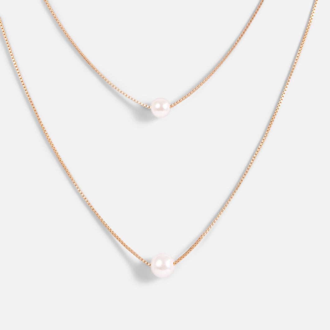 Ensemble de deux colliers distincts dorés avec breloque perle