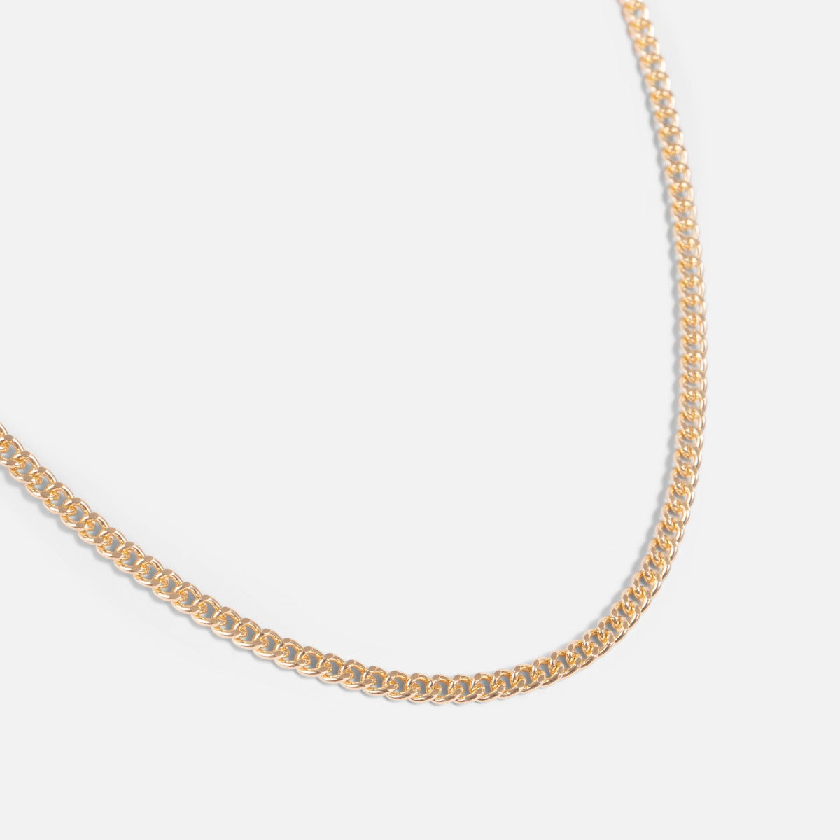 Golden mesh necklace with hammered circle clasp and pearl charm