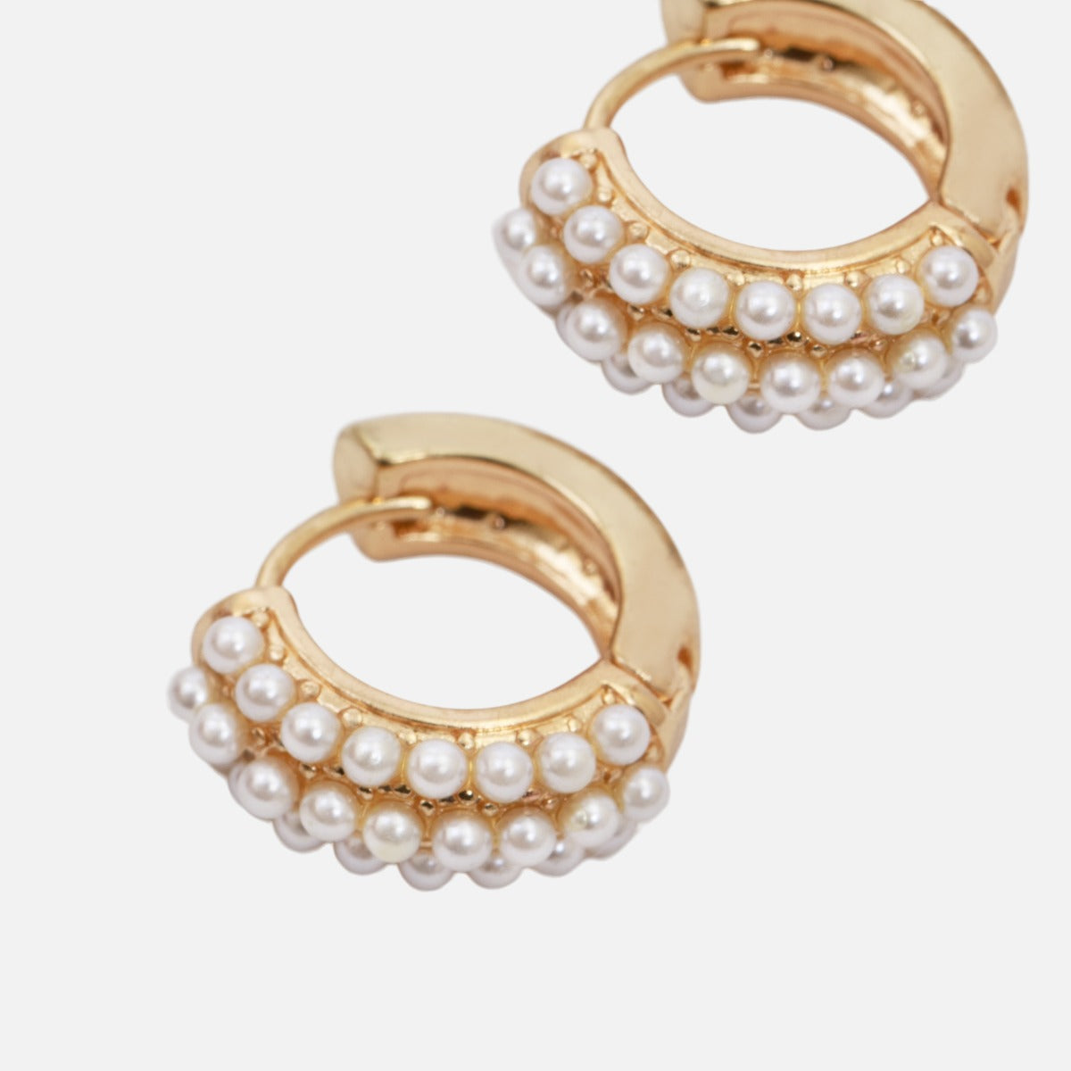 Boucles d’oreilles anneaux dorées avec petites perles blanches