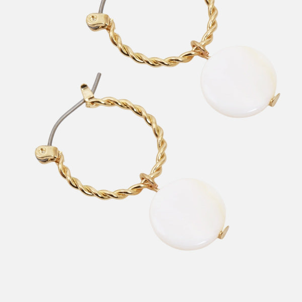 Charger l&#39;image dans la galerie, Boucles d’oreilles anneaux torsadés dorés et breloque perle

