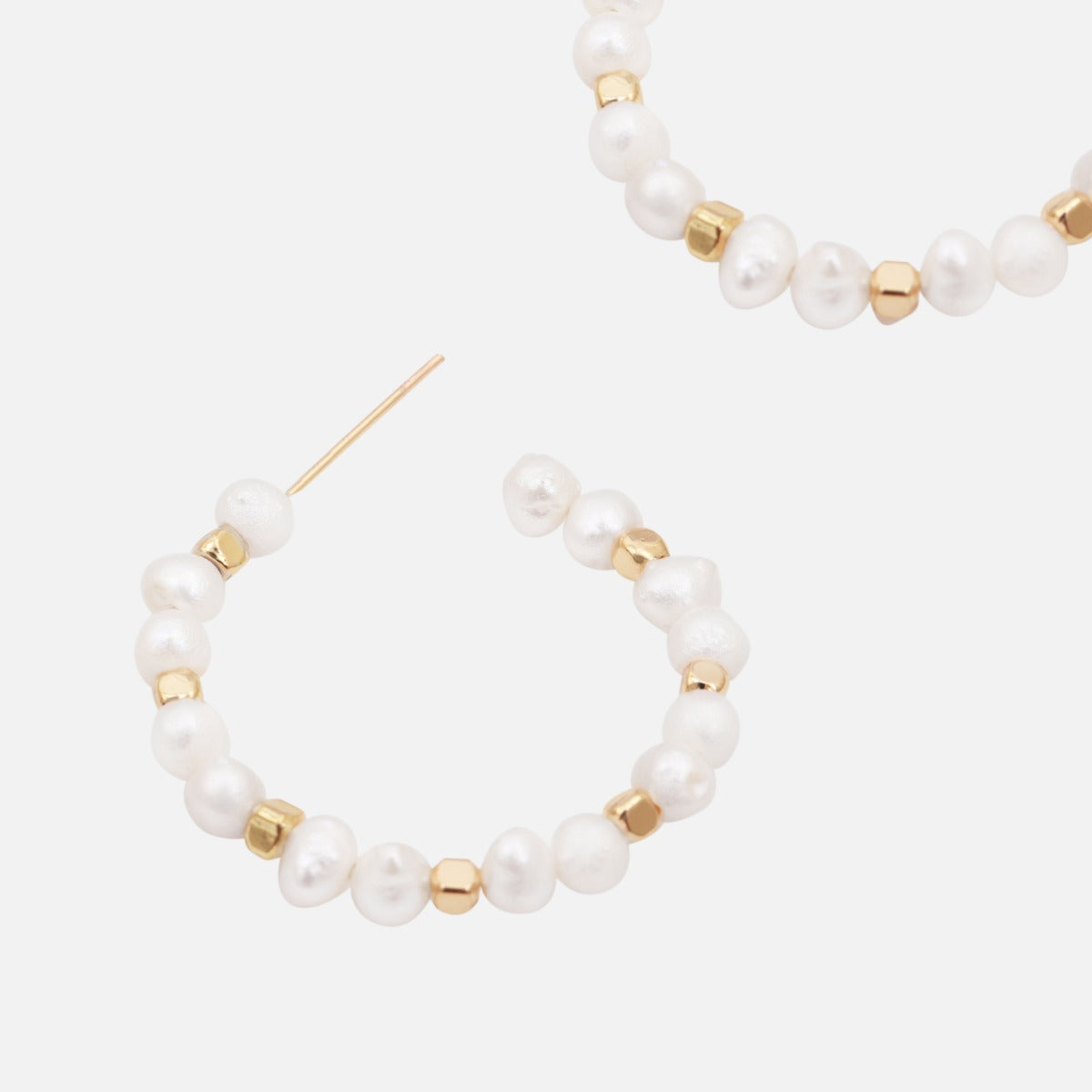 Hoop earrings with pearls and golden beads