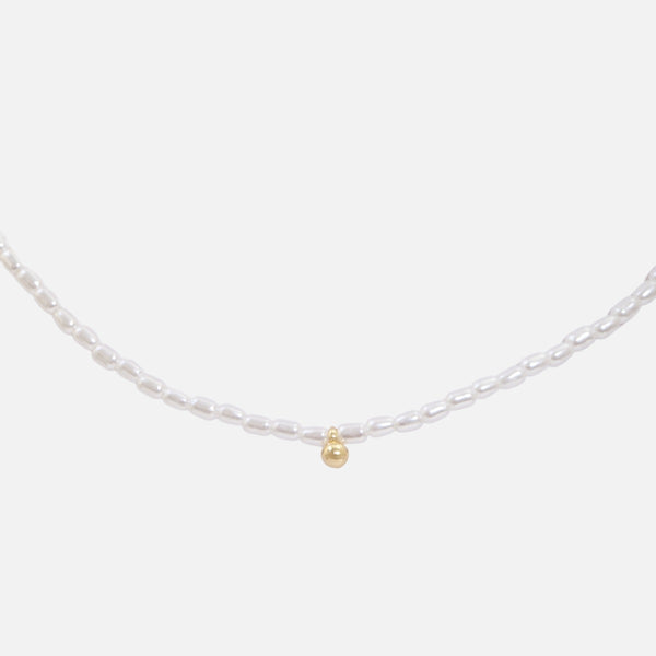 Load image into Gallery viewer, Tiny necklace with small white pearls and golden ball charm
