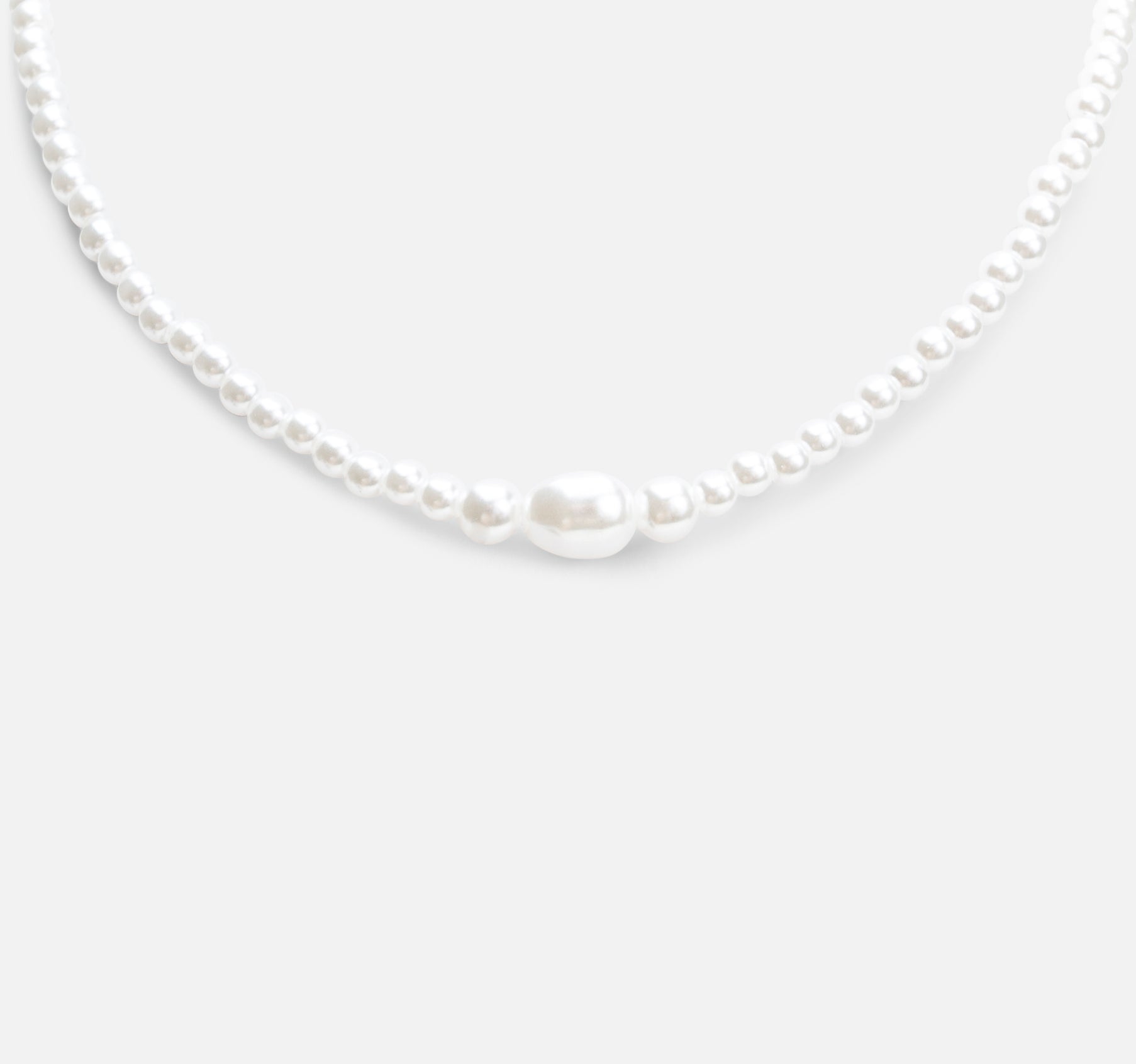 Short necklace with pearls 