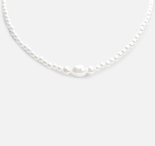Load image into Gallery viewer, Short necklace with pearls 
