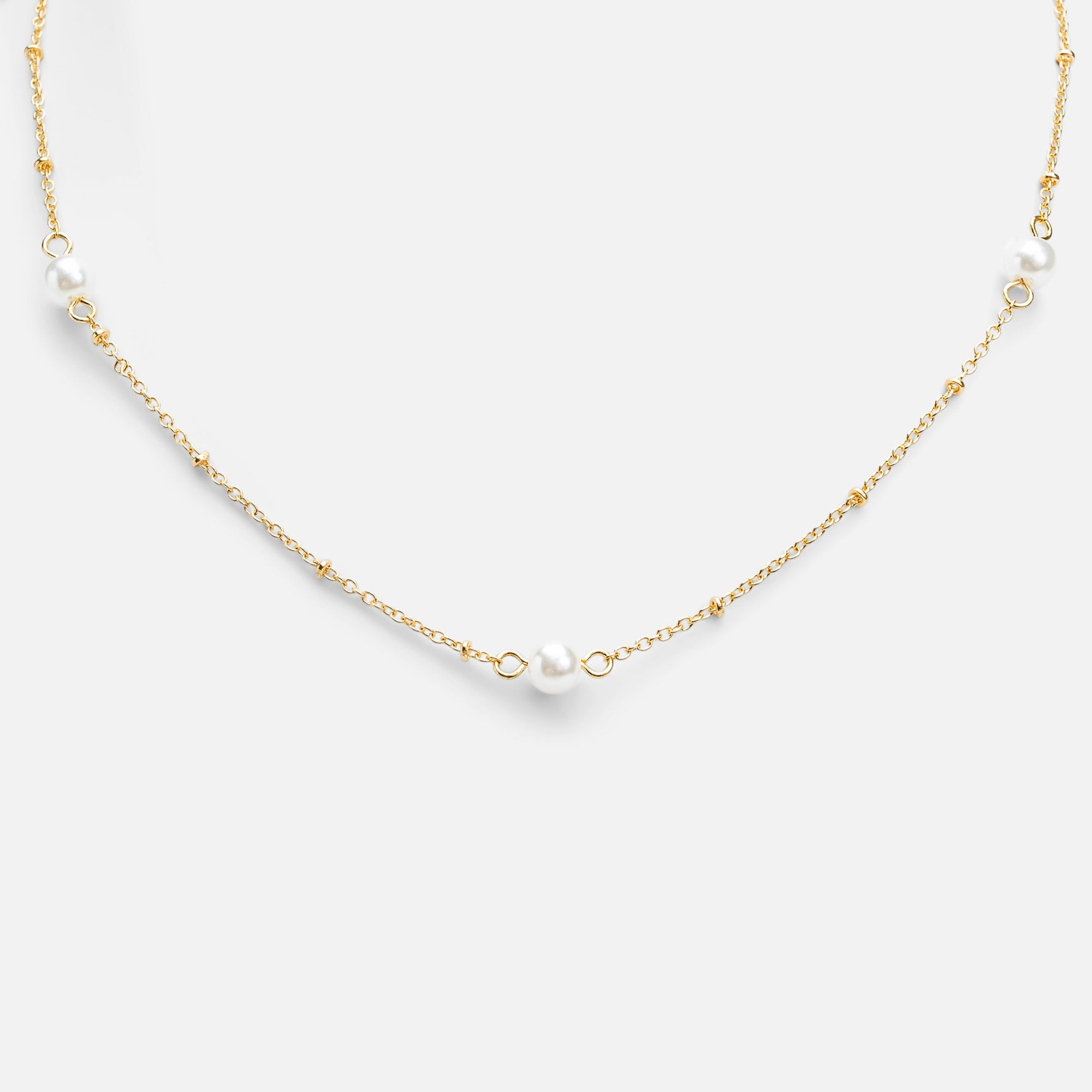 Golden necklace with pearl inserts 