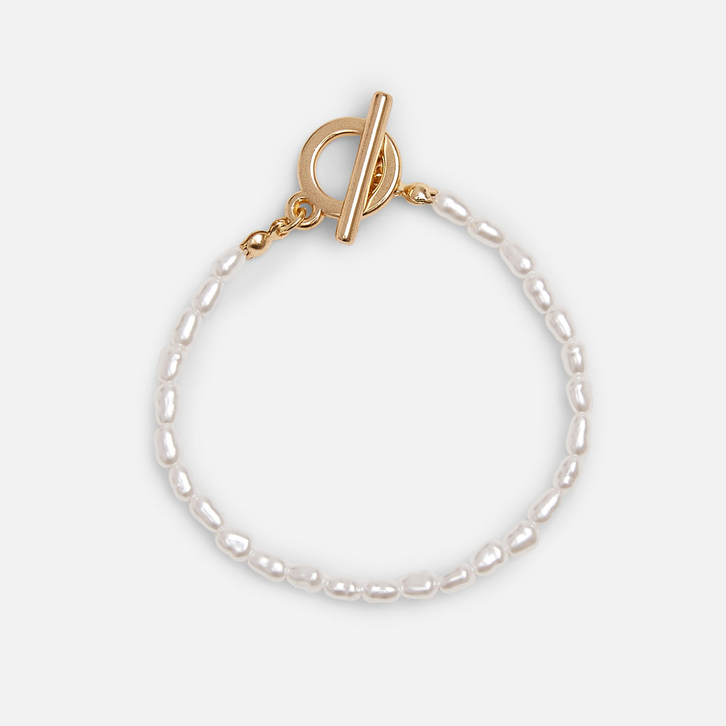 Pearl bracelet with golden clasp