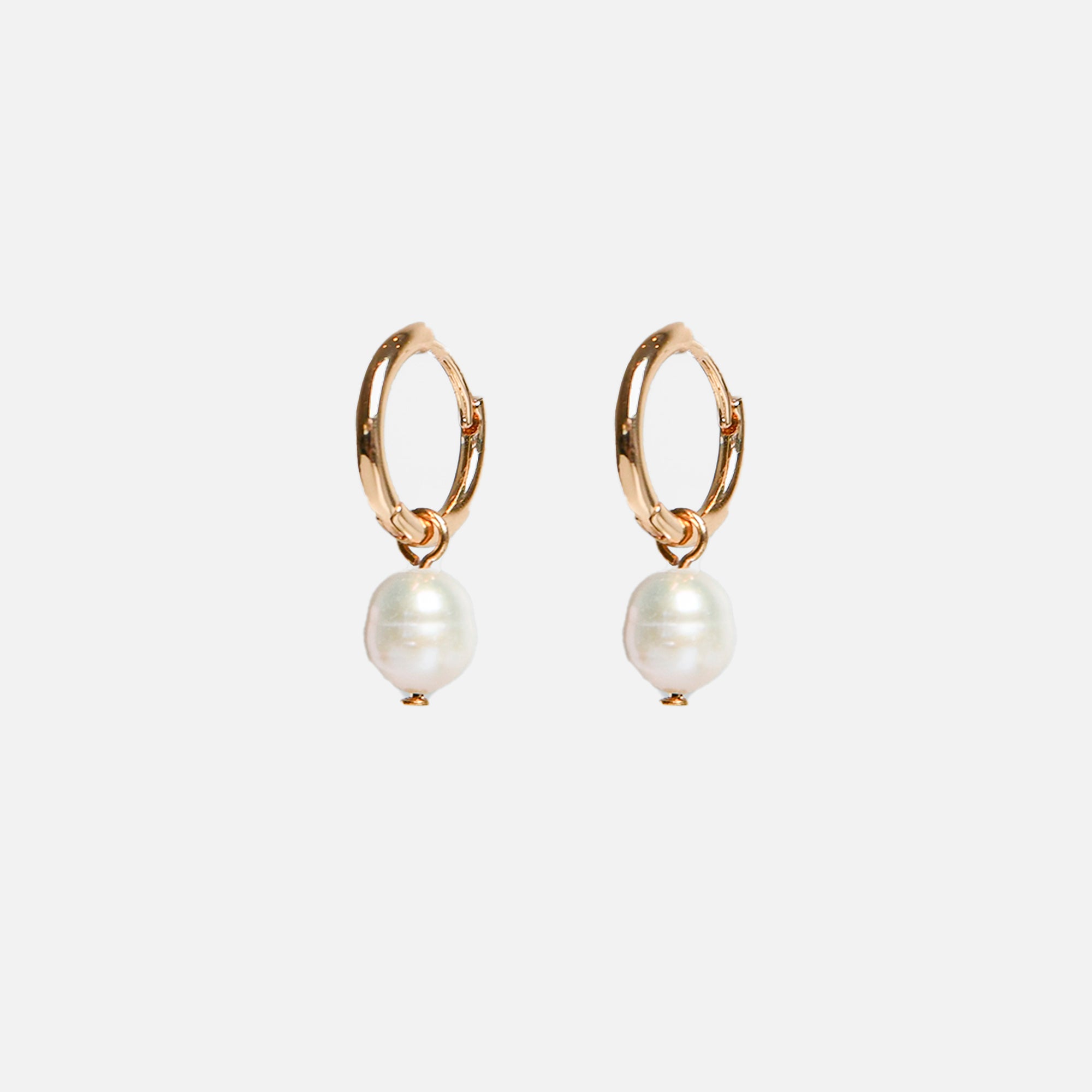 Boucles d’oreilles anneaux dorée avec perle