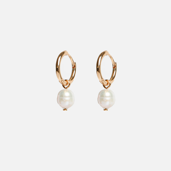 Charger l&#39;image dans la galerie, Boucles d’oreilles anneaux dorée avec perle
