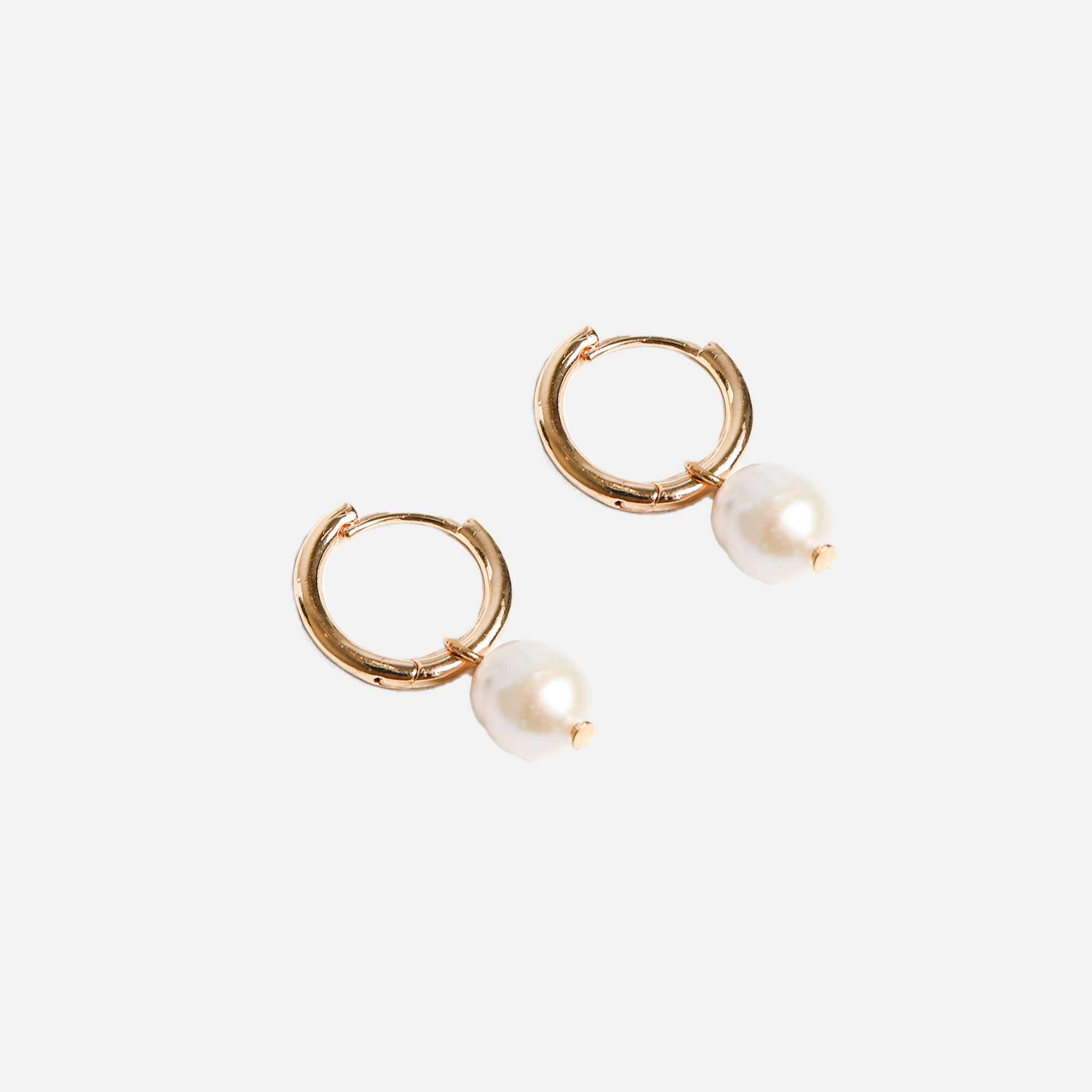Boucles d’oreilles anneaux dorée avec perle