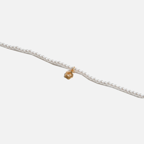 Load image into Gallery viewer, Pearl necklace with a golden flower
