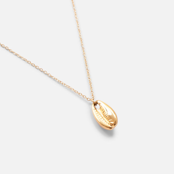 Load image into Gallery viewer, Golden stainless steel necklace with seashell charm 
