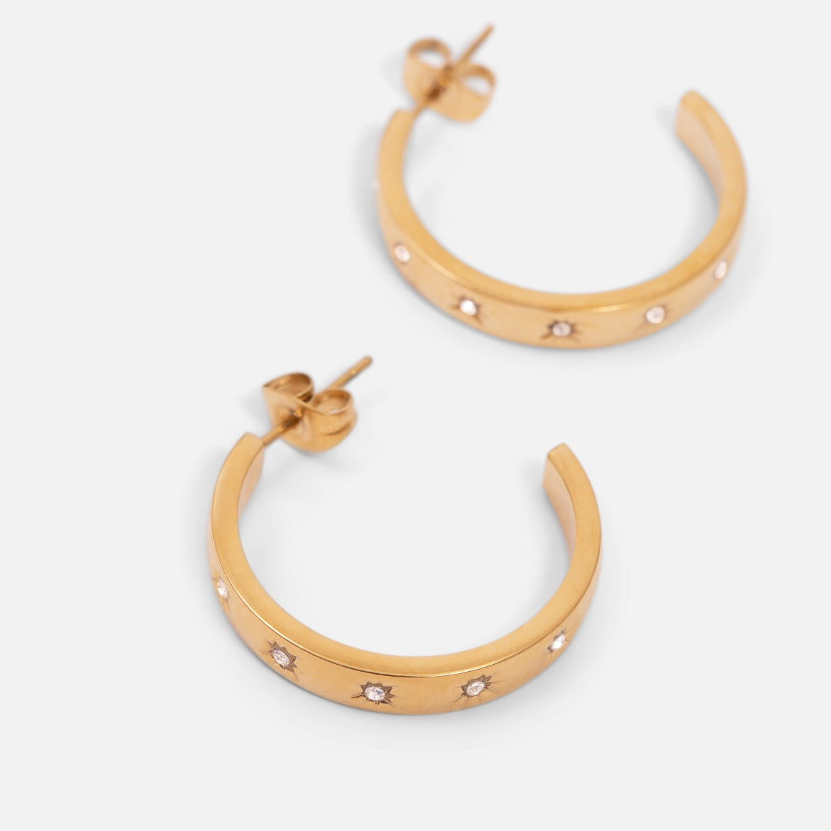 Boucles d’oreilles anneaux dorés avec insertion de pierres et effet étoile en acier inoxydable
