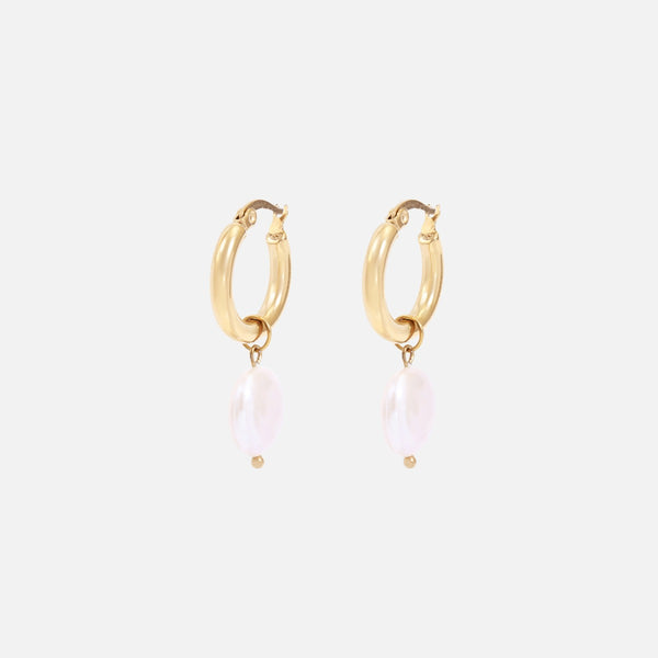 Load image into Gallery viewer, Golden stainless steel hoops earrings and pearl charm
