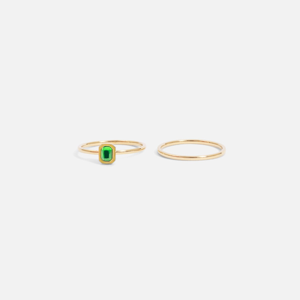 Set of two golden stainless steel rings with an emerald stone