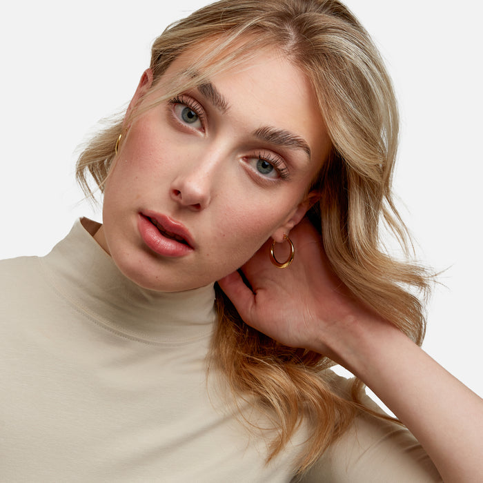 Boucles d’oreilles anneaux dorés avec légère torsade en acier inoxydable