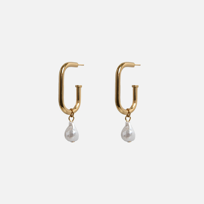 Oval golden earrings with pearl