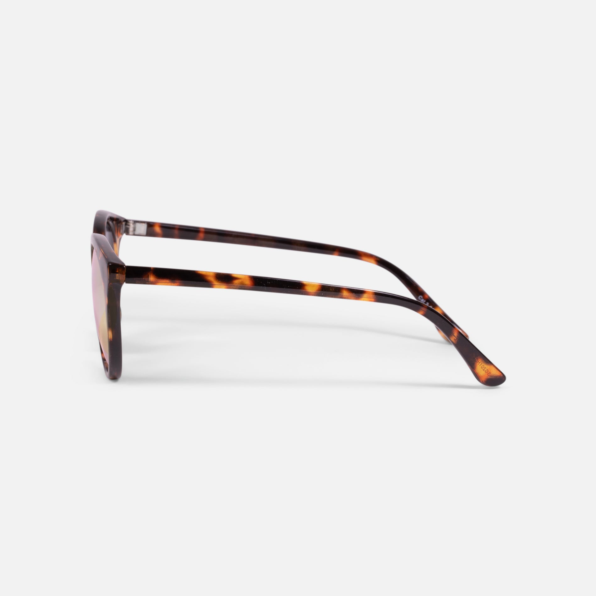 Round sunglasses with metal bridge and tortoise pattern   